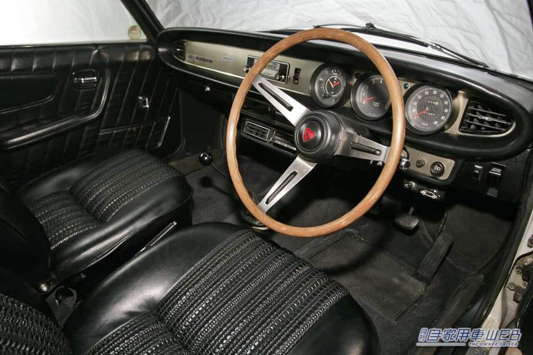 1969年10月に発売された、マツダのルーチェロータリークーペの車内、運転席｜「57年前のクルマとは思えない…」完成された美しさを持ったマツダの名車。先進技術を満載しながらも短命に終わった悲運の［ルーチェロータリークーペ］を紹介