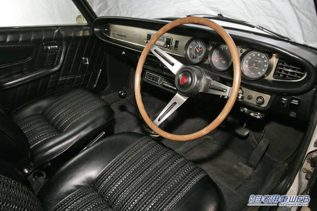 1969年10月に発売された、マツダのルーチェロータリークーペの車内、運転席｜「57年前のクルマとは思えない…」完成された美しさを持ったマツダの名車。先進技術を満載しながらも短命に終わった悲運の［ルーチェロータリークーペ］を紹介