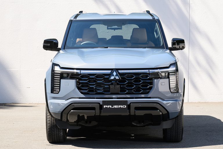 【先行予約は5500台】新型パジェロ発売！「どこが変わった？」。ファンが気になるメカニズムと装備の進化点を解説