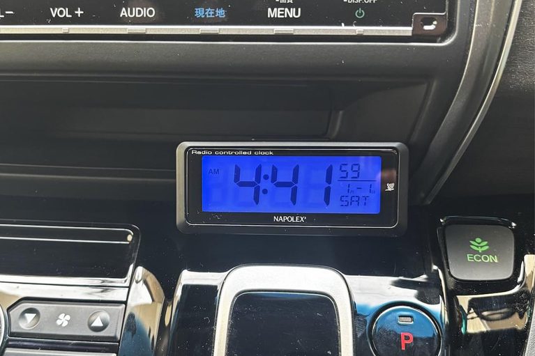 ナポレックス 車載用電波時計 Fizz-940のバックライトを点灯した状態。｜「こういうのがちょうどいい」配線不要で愛車に簡単装着。ブルーLED点灯で夜間も見やすい！ アマゾンベストセラー1位も納得の［ナポレックス Fizz-940 車用電波時計］を実際に購入！