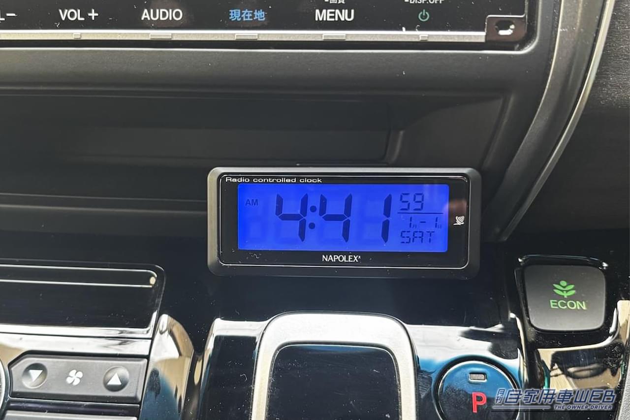 ナポレックス 車載用電波時計 Fizz-940のバックライトを点灯した状態。｜「こういうのがちょうどいい」配線不要で愛車に簡単装着。ブルーLED点灯で夜間も見やすい！ アマゾンベストセラー1位も納得の［ナポレックス Fizz-940 車用電波時計］を実際に購入！