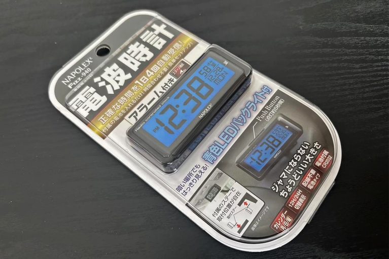 ナポレックスのFizz-940 車用電波時計パッケージ｜「こういうのがちょうどいい」配線不要で愛車に簡単装着。ブルーLED点灯で夜間も見やすい！ アマゾンベストセラー1位も納得の［ナポレックス Fizz-940 車用電波時計］を実際に購入！