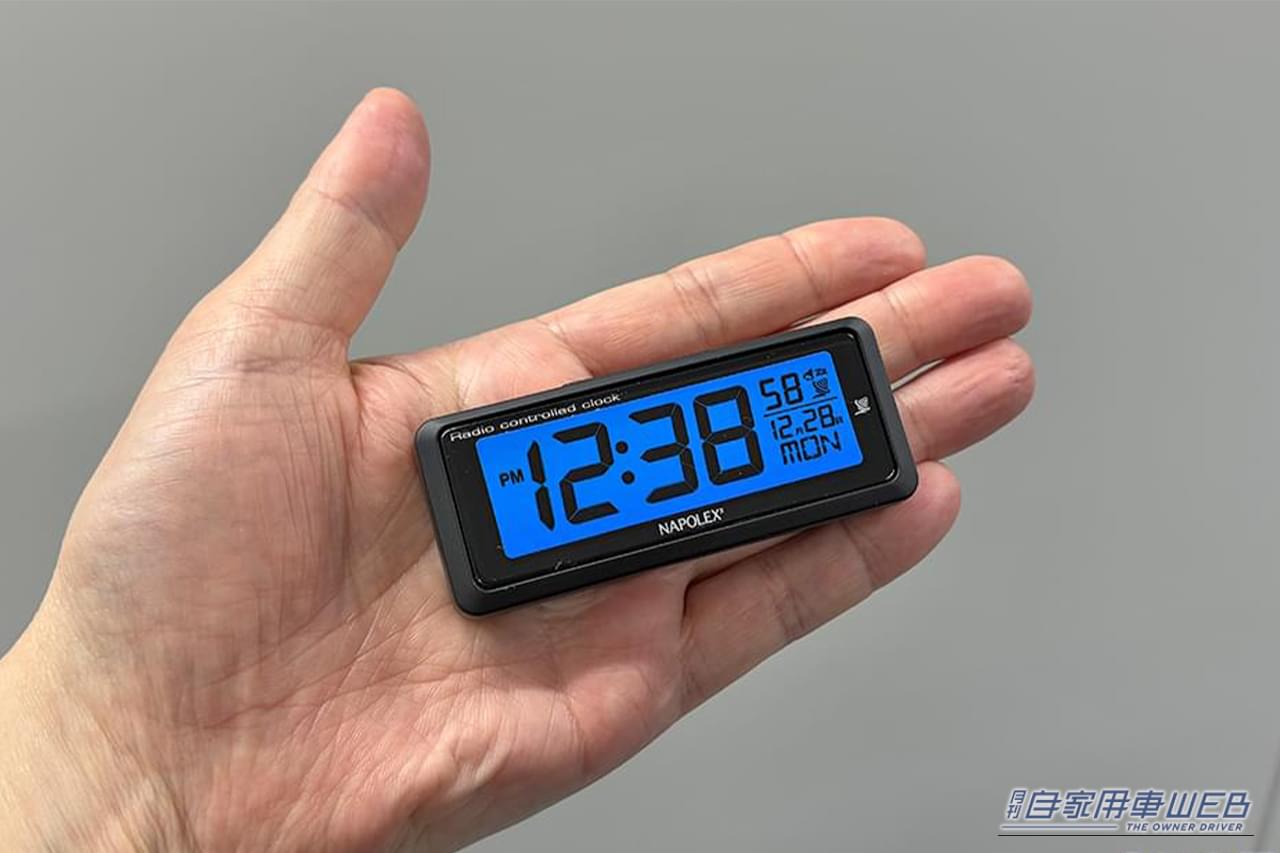 ナポレックスのFizz-940 車用電波時計本体を手のひらに乗せている写真｜「こういうのがちょうどいい」配線不要で愛車に簡単装着。ブルーLED点灯で夜間も見やすい！ アマゾンベストセラー1位も納得の［ナポレックス Fizz-940 車用電波時計］を実際に購入！