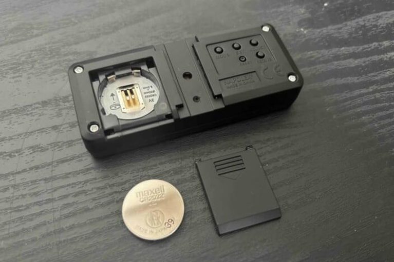 ナポレックス 車載用電波時計 Fizz-940の裏面。電池はCR2032｜「こういうのがちょうどいい」配線不要で愛車に簡単装着。ブルーLED点灯で夜間も見やすい！ アマゾンベストセラー1位も納得の［ナポレックス Fizz-940 車用電波時計］を実際に購入！