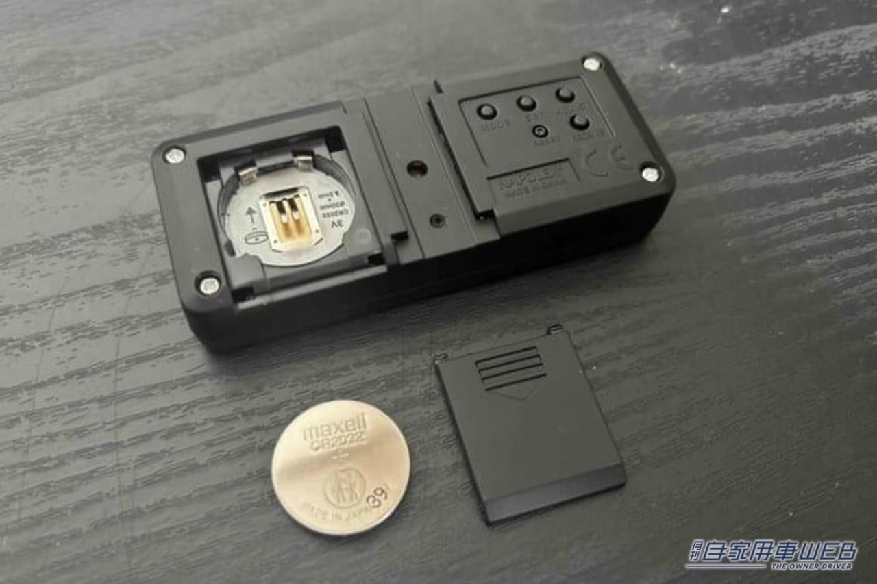 ナポレックス 車載用電波時計 Fizz-940の裏面。電池はCR2032｜「こういうのがちょうどいい」配線不要で愛車に簡単装着。ブルーLED点灯で夜間も見やすい！ アマゾンベストセラー1位も納得の［ナポレックス Fizz-940 車用電波時計］を実際に購入！