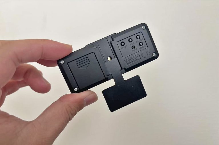 ナポレックス 車載用電波時計 Fizz-940の裏面に装着した、取り付けステー｜「こういうのがちょうどいい」配線不要で愛車に簡単装着。ブルーLED点灯で夜間も見やすい！ アマゾンベストセラー1位も納得の［ナポレックス Fizz-940 車用電波時計］を実際に購入！