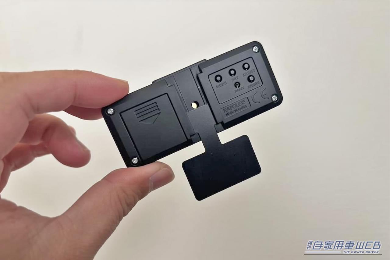 ナポレックス 車載用電波時計 Fizz-940の裏面に装着した、取り付けステー｜「こういうのがちょうどいい」配線不要で愛車に簡単装着。ブルーLED点灯で夜間も見やすい！ アマゾンベストセラー1位も納得の［ナポレックス Fizz-940 車用電波時計］を実際に購入！