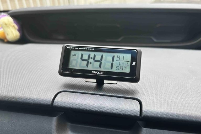 ナポレックス 車載用電波時計 Fizz-940をダッシュボード上に設置｜「こういうのがちょうどいい」配線不要で愛車に簡単装着。ブルーLED点灯で夜間も見やすい！ アマゾンベストセラー1位も納得の［ナポレックス Fizz-940 車用電波時計］を実際に購入！