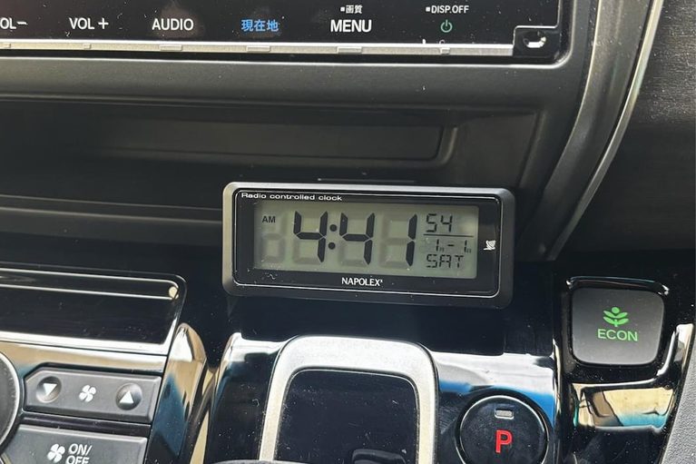 ナポレックス 車載用電波時計 Fizz-940をシフトレバー付近に設置｜「こういうのがちょうどいい」配線不要で愛車に簡単装着。ブルーLED点灯で夜間も見やすい！ アマゾンベストセラー1位も納得の［ナポレックス Fizz-940 車用電波時計］を実際に購入！