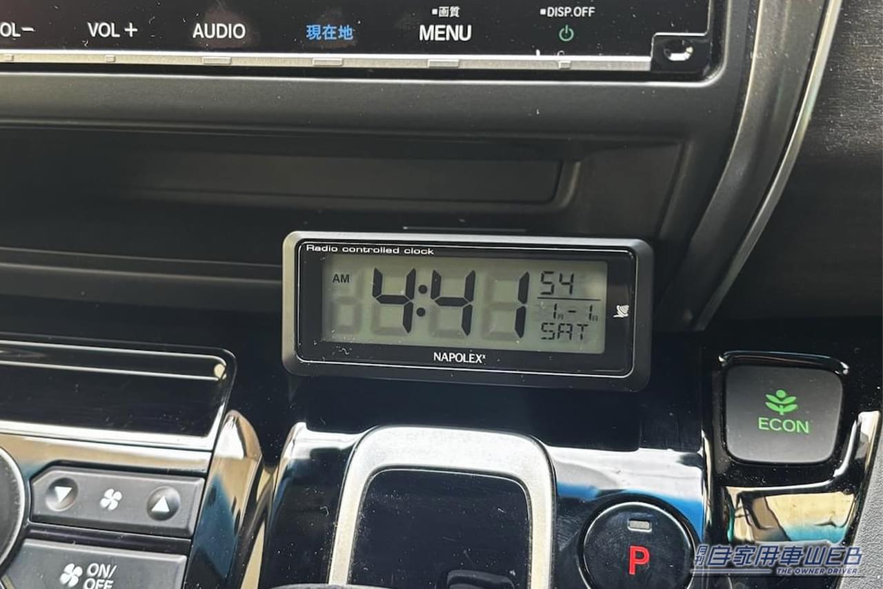 ナポレックス 車載用電波時計 Fizz-940をシフトレバー付近に設置｜「こういうのがちょうどいい」配線不要で愛車に簡単装着。ブルーLED点灯で夜間も見やすい！ アマゾンベストセラー1位も納得の［ナポレックス Fizz-940 車用電波時計］を実際に購入！
