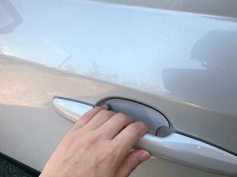 実際につかってみてもバッチリ|「あ~、納車後すぐに付けとけばよかった…」無数の引っ掻き傷で泣く前にコレ!『ドアハンドルプロテクター』がおススメな理由