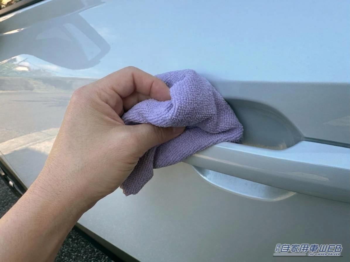 装着面は綺麗にクリーニング。|「あ~、納車後すぐに付けとけばよかった…」無数の引っ掻き傷で泣く前にコレ!『ドアハンドルプロテクター』がおススメな理由