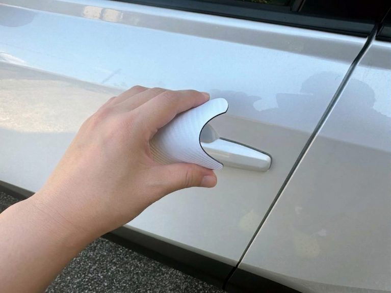 柔らかくなったドアノブプロテクター|「あ~、納車後すぐに付けとけばよかった…」無数の引っ掻き傷で泣く前にコレ!『ドアハンドルプロテクター』がおススメな理由