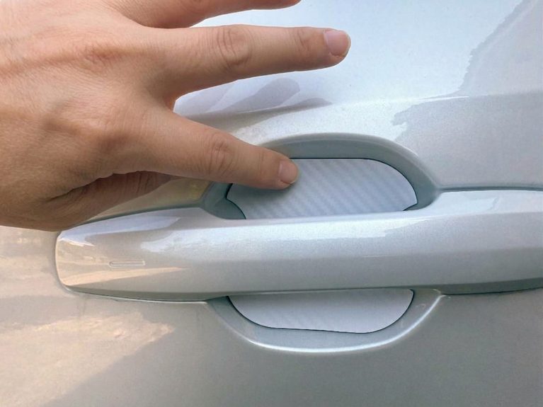 きっちりと接着｜「あ～、納車後すぐに付けとけばよかった…」無数の引っ掻き傷で泣く前にコレ！『ドアハンドルプロテクター』がおススメな理由