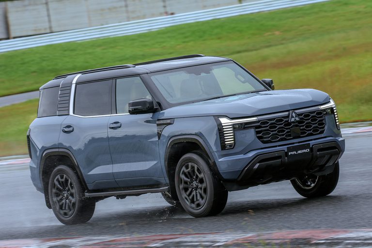 乗ればデカさはどこへやら!? 新型パジェロは走ればキュッとコンパクト、狙い通りに決まる一体感にびっくり