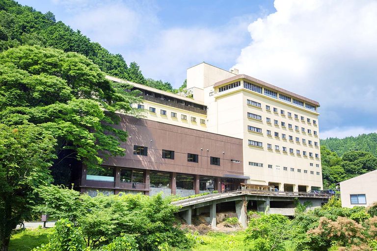 【新着！ RVパーク最前線】湯村温泉の街を見下ろす高台にある車中泊施設『 兵庫県美方郡／RVパーク 大江戸温泉物語 三好屋』