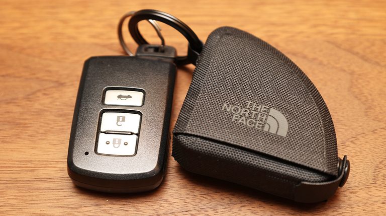 「シンプルだけどよくできてる」実際に使ってみたら手放せなくなった！ キャッシュレス全盛だからこそ実は重宝する、ノースフェイスの［ランブルコインワレット］を紹介