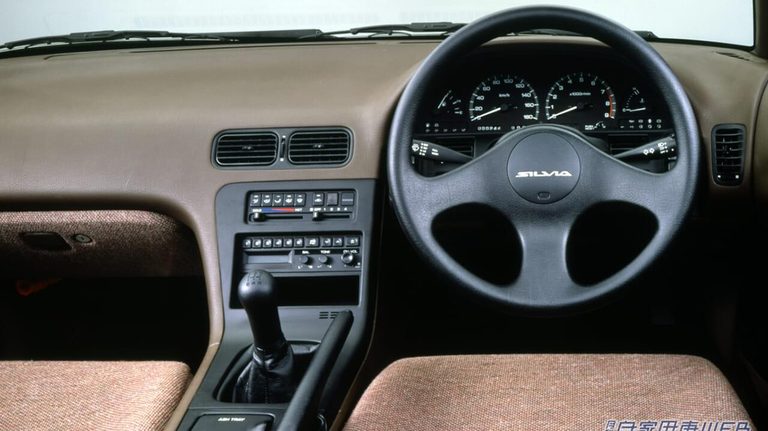 「えっ 発売からもう38年なんだ…」見た目はナンパ・走りは本気！ 美しいデザインとプロジェクターヘッドランプが印象的な［日産・S13型シルビア］