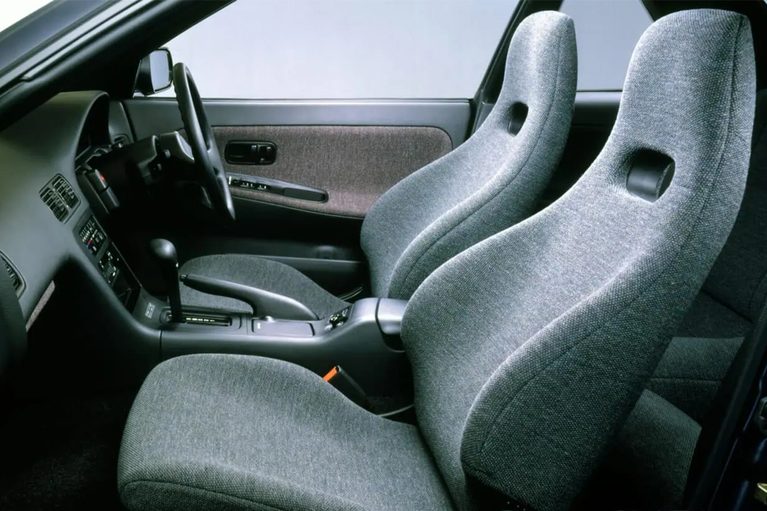 日産の、S13型シルビアのフロントシート｜「えっ 発売からもう38年なんだ…」見た目はナンパ・走りは本気！ 美しいデザインとプロジェクターヘッドランプが印象的な［日産・S13型シルビア］