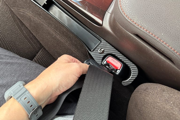 トヨタの210系クラウンの運転席とセンターコンソールの隙間に小物入れをセットした写真|「めっちゃイライラする…」物を落としやすいシートの隙間。このデッドスペースにぴったりハマる小物入れを購入! 簡単設置のカーグッズを紹介!