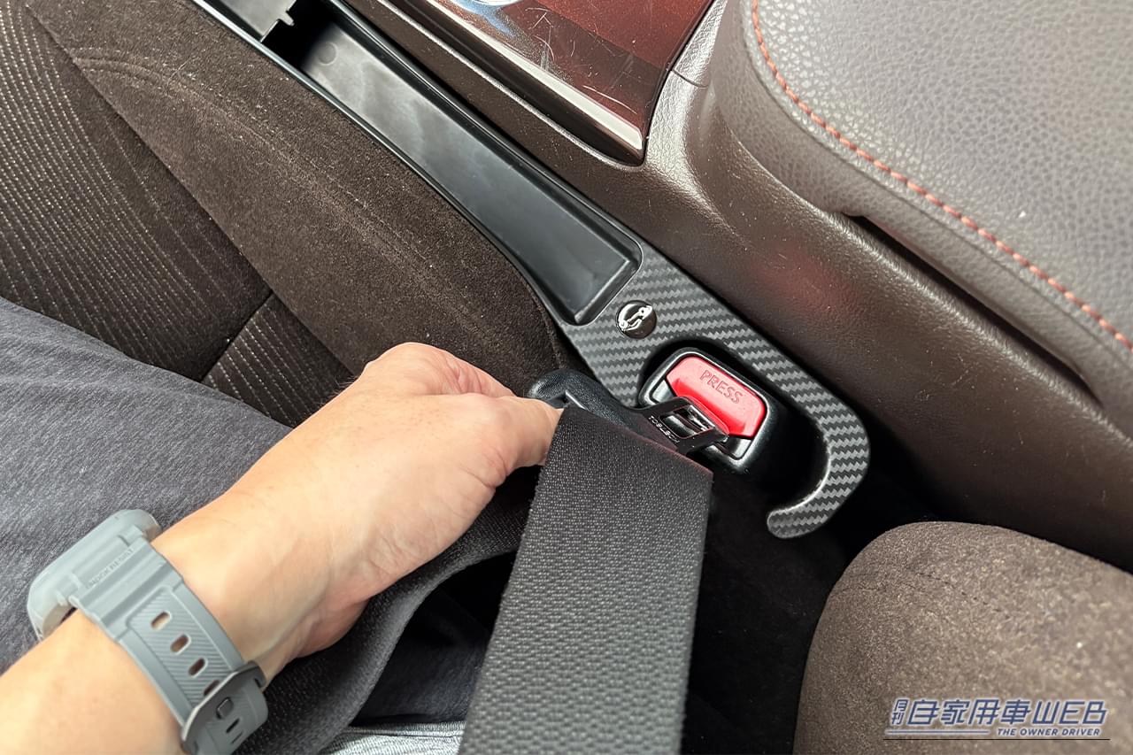 トヨタの210系クラウンの運転席とセンターコンソールの隙間に小物入れをセットした写真｜「めっちゃイライラする…」物を落としやすいシートの隙間。このデッドスペースにぴったりハマる小物入れを購入！ 簡単設置のカーグッズを紹介！