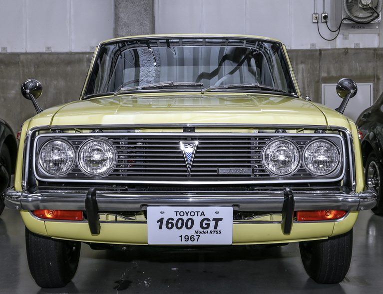 フロントデザインは1600GTとすぐにわかるエンブレムが奢られている。｜「似て非なるもの…。59年前に登場した“コロナ”の皮を被った狼」レーシングスペック・ヤマハDOHCを搭載した【トヨタ1600GT】の凄さ