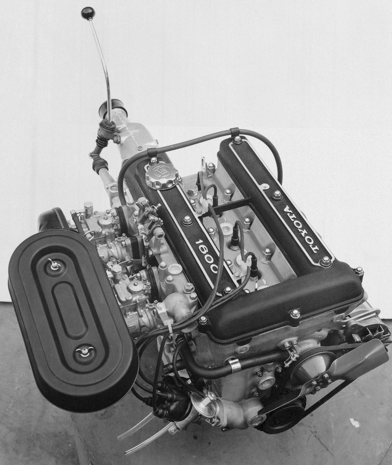 トヨタ1600GTに搭載された９Rエンジン単体｜「似て非なるもの…。59年前に登場した“コロナ”の皮を被った狼」レーシングスペック・ヤマハDOHCを搭載した【トヨタ1600GT】の凄さ