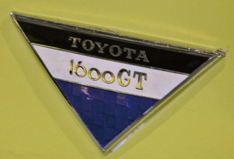 トヨタ1600GTに取り付けられたバッジ（青）｜「似て非なるもの…。59年前に登場した“コロナ”の皮を被った狼」レーシングスペック・ヤマハDOHCを搭載した【トヨタ1600GT】の凄さ