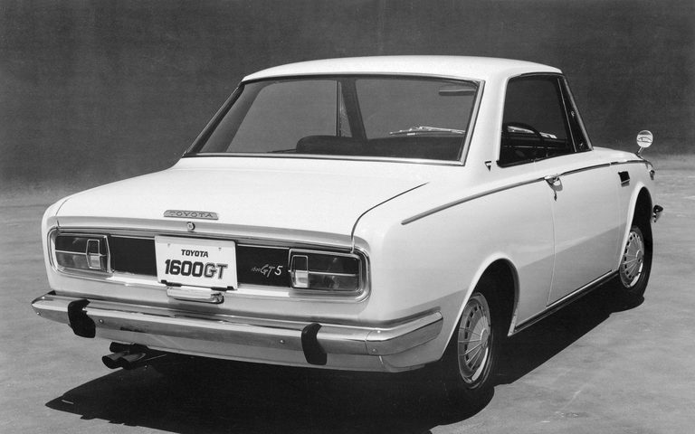 トヨタ1600GTリアビュー｜「似て非なるもの…。59年前に登場した“コロナ”の皮を被った狼」レーシングスペック・ヤマハDOHCを搭載した【トヨタ1600GT】の凄さ