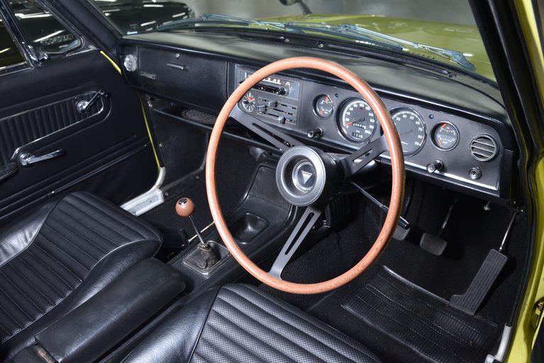 運転席回りは反射を抑えたブラック基調のダッシュボートを採用|「似て非なるもの…。59年前に登場した“コロナ”の皮を被った狼」レーシングスペック・ヤマハDOHCを搭載した【トヨタ1600GT】の凄さ