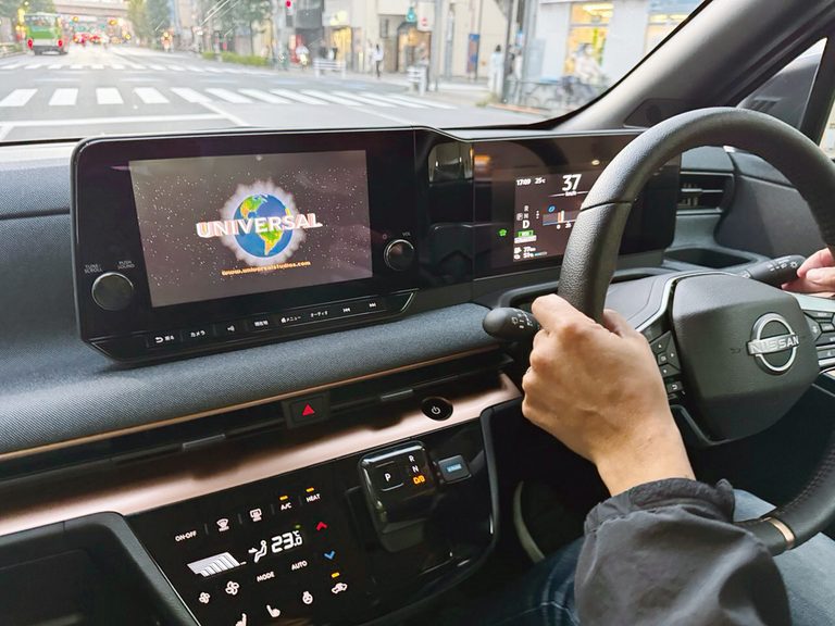 BEVと相性抜群！　静粛性の高い車内を極上シアターに変えるデータシステム「USB KIT」