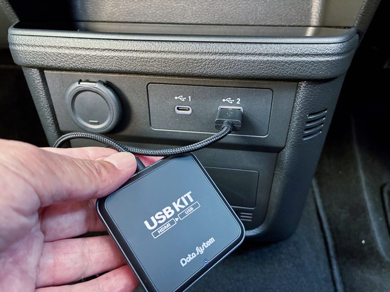 USB KITを車体に接続|BEVと相性抜群! 静粛性の高い車内を極上シアターに変えるデータシステム「USB KIT」