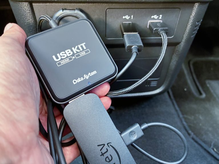 USB KIT本体にFire TV Stickを装着し給電ケーブルをセット｜BEVと相性抜群！　静粛性の高い車内を極上シアターに変えるデータシステム「USB KIT」