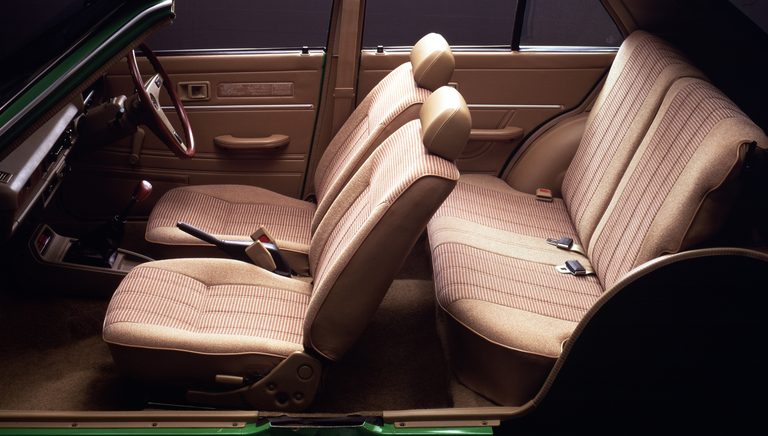 1300SEのシート|「たった72馬力で格上スポーツカーをカモる速さはヤバすぎ!」 昭和の車好きを熱狂させた伝説のFRコンパクト「KP61型スターレット」