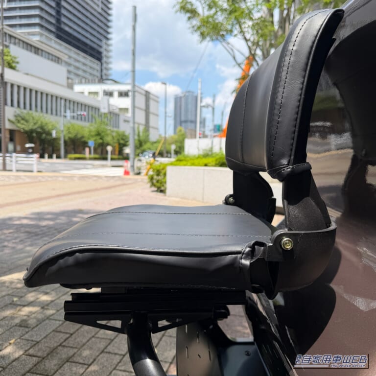 座席は前後に移動可能。｜陸上自衛隊施設でもテスト運用！ 「52万8000円」「買い物カゴ約6杯分積載」で航続最大130km！ 4輪EV「ELEGRAN G-class」ってどんな乗り物？