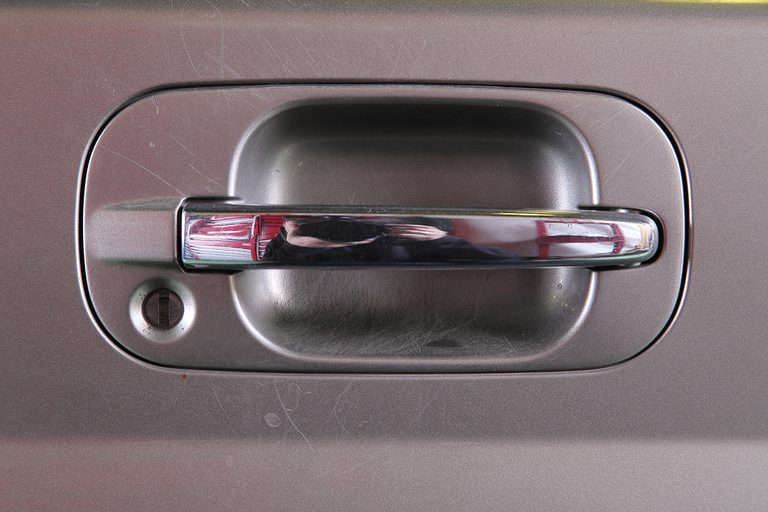 ドアノブ周辺が傷だらけになったクルマ（サンプル）｜「あ～、納車後すぐに付けとけばよかった…」無数の引っ掻き傷で泣く前にコレ！『ドアハンドルプロテクター』がおススメな理由