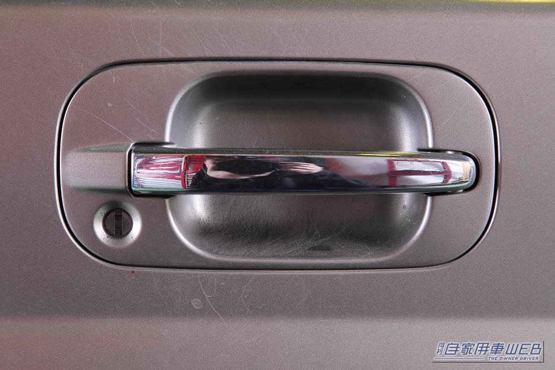 ドアノブ周辺が傷だらけになったクルマ（サンプル）｜「あ～、納車後すぐに付けとけばよかった…」無数の引っ掻き傷で泣く前にコレ！『ドアハンドルプロテクター』がおススメな理由