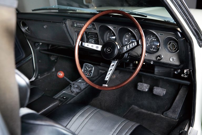 2ドアハードトップの運転席回り|「60年前に採用! クラウンの礎を築いたペリメーターフレームとM型エンジン」白いクラウン・3代目(MS51系)が追い求めた“日本の美”