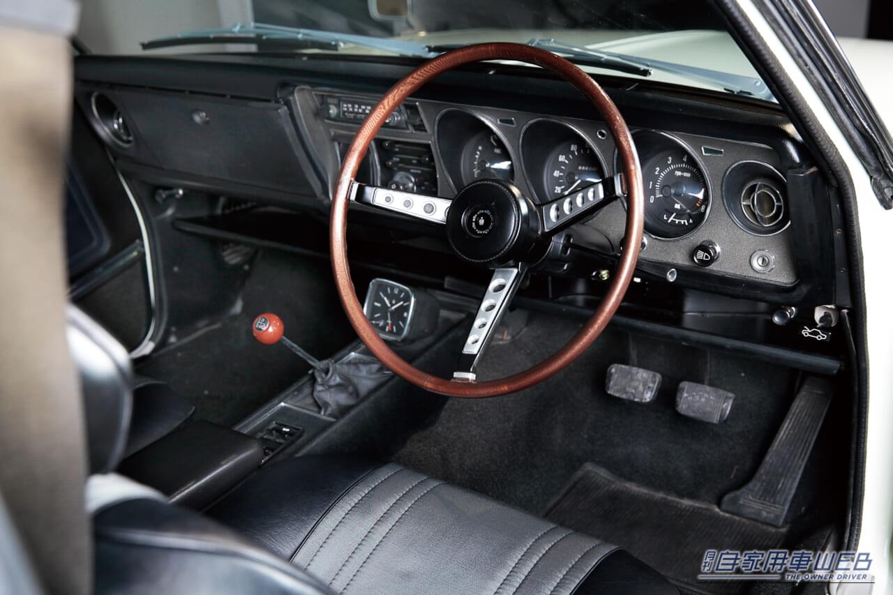 2ドアハードトップの運転席回り|「60年前に採用! クラウンの礎を築いたペリメーターフレームとM型エンジン」白いクラウン・3代目(MS51系)が追い求めた“日本の美”