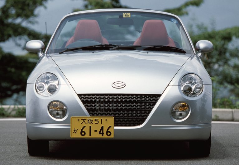 初代コペン(前)|「スポーツカーなのにガチな走りは苦手⁉︎ 」バブル崩壊後に誕生し、独自の地位を確立した“街乗りで映えるお洒落な軽スポーツ”【ダイハツコペン】