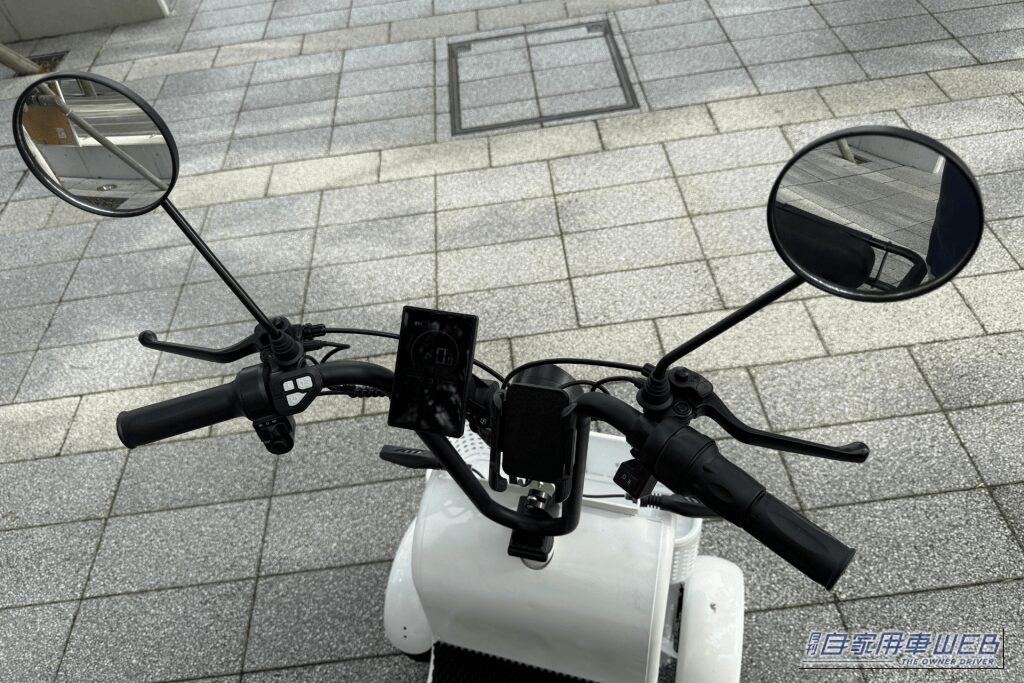 後方確認ミラー｜「42万8000円」「収納約72L・耐荷重150kg」「家庭用コンセントで充電」免許返納後もこれなら乗れる！ 国の基準をクリアした4輪EV「エレポーター」