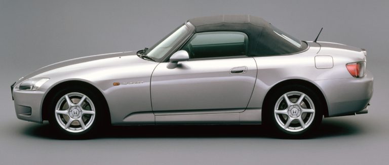 S2000ルーフクローズド|「正気の沙汰じゃない! レブリミッター9000回転の咆哮」ホンダが27年前に本気で作った『公道を走るF1』、 S2000のヤバすぎる実力