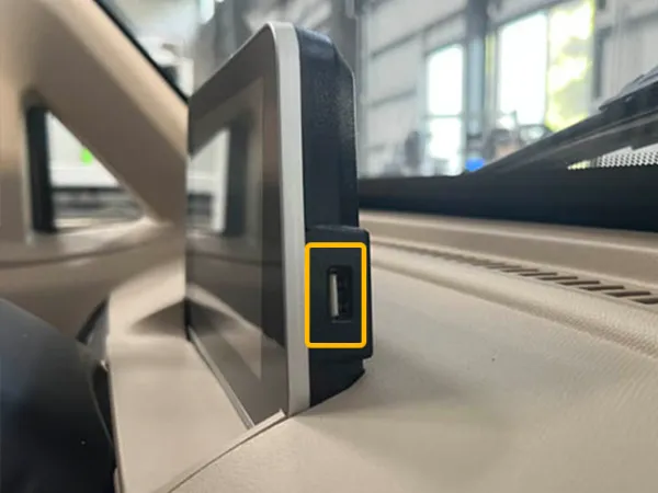  USB ポート｜「全長2.2m、全幅1.1m」「エアコン装備」「家庭用コンセントで充電」ガソリン軽より維持費が35万円安い電動原付ミニカー「T-mini」が魅力的！