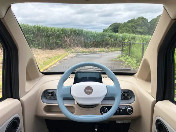  コックピット  見晴らしの良い運転席｜「全長2.2m、全幅1.1m」「エアコン装備」「家庭用コンセントで充電」ガソリン軽より維持費が35万円安い電動原付ミニカー「T-mini」が魅力的！