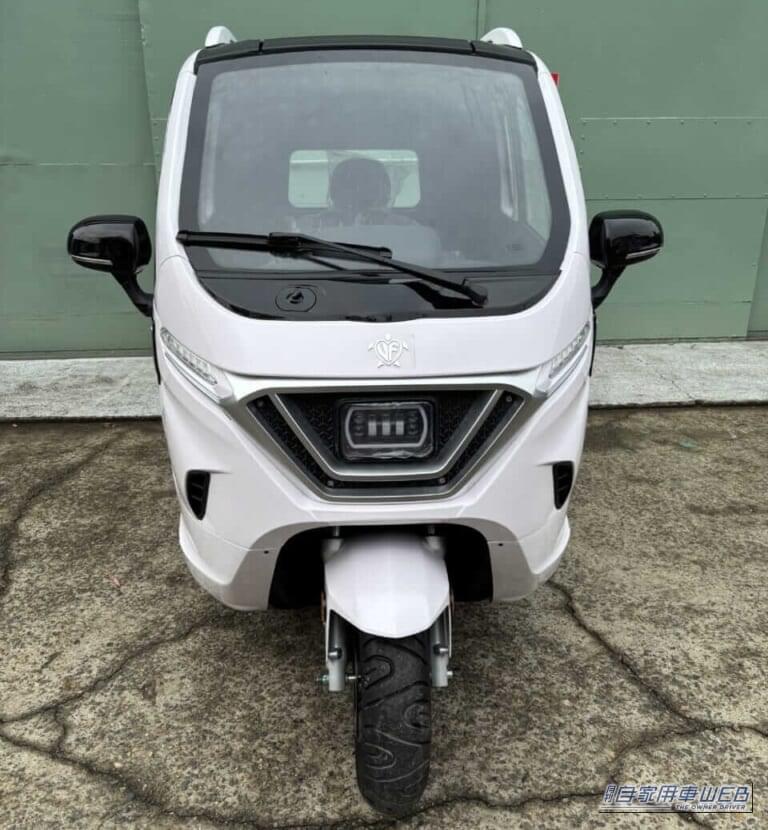 ホワイト|「200円で150km」「3人乗り」「家庭用コンセント対応」 バイクのような見た目でクルマ級の個室感!電動トライク「URBAN TRIKER」を販売するビークルファンが名古屋に新拠点オープン