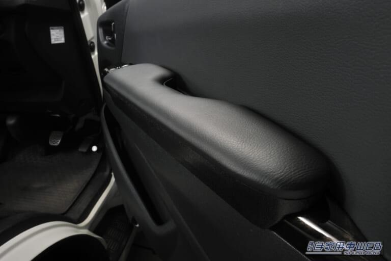 ドアアームレスト|「肘置きがなくて疲れる」「荷物が載らない」を即解決! 商用車ユーザー必見の「ドアアームレスト」と「荷室収納ラック」がカーメイトから登場