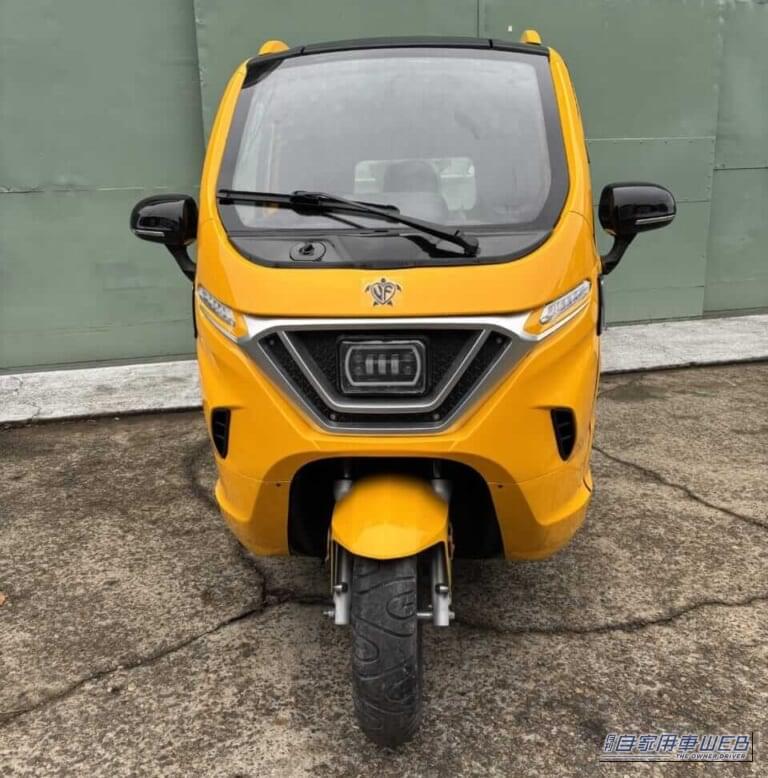 クロームイエロー｜「200円で150km」「3人乗り」「家庭用コンセント対応」 バイクのような見た目でクルマ級の個室感！電動トライク「URBAN TRIKER」を販売するビークルファンが名古屋に新拠点オープン